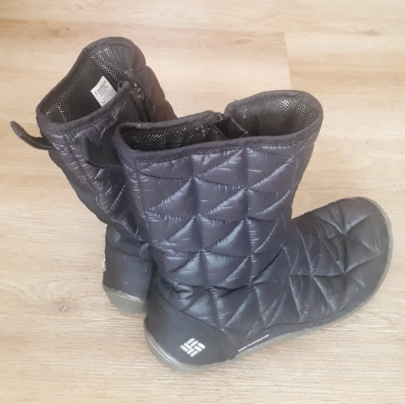 Columbia Minx Slip On Boots / Size 8 Insulated Black Winter Boots - Picture 2 of 12